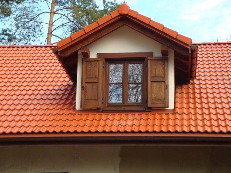 okiennice kasetonowa dwuskrzydłowa symetryczna, montaż do opaski wraz z wykończeniem ościeża, wykończenie rustykalne