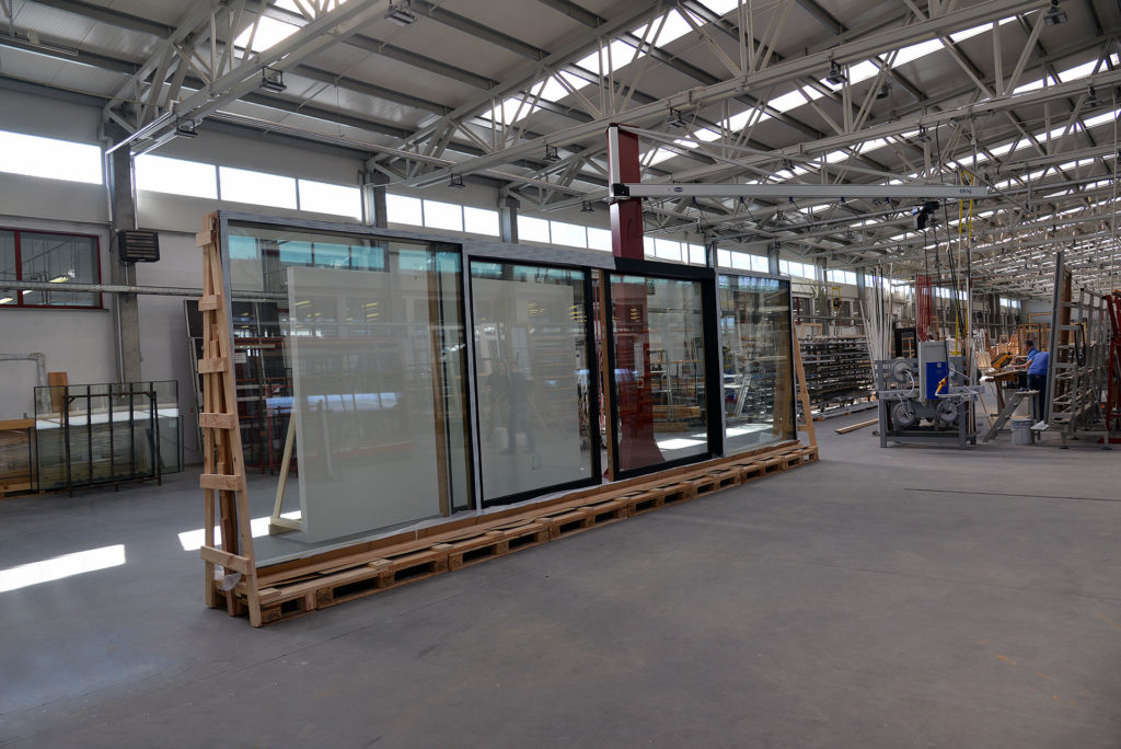 okna drewniano aluminiowe alutrend integral hala produkcyjna